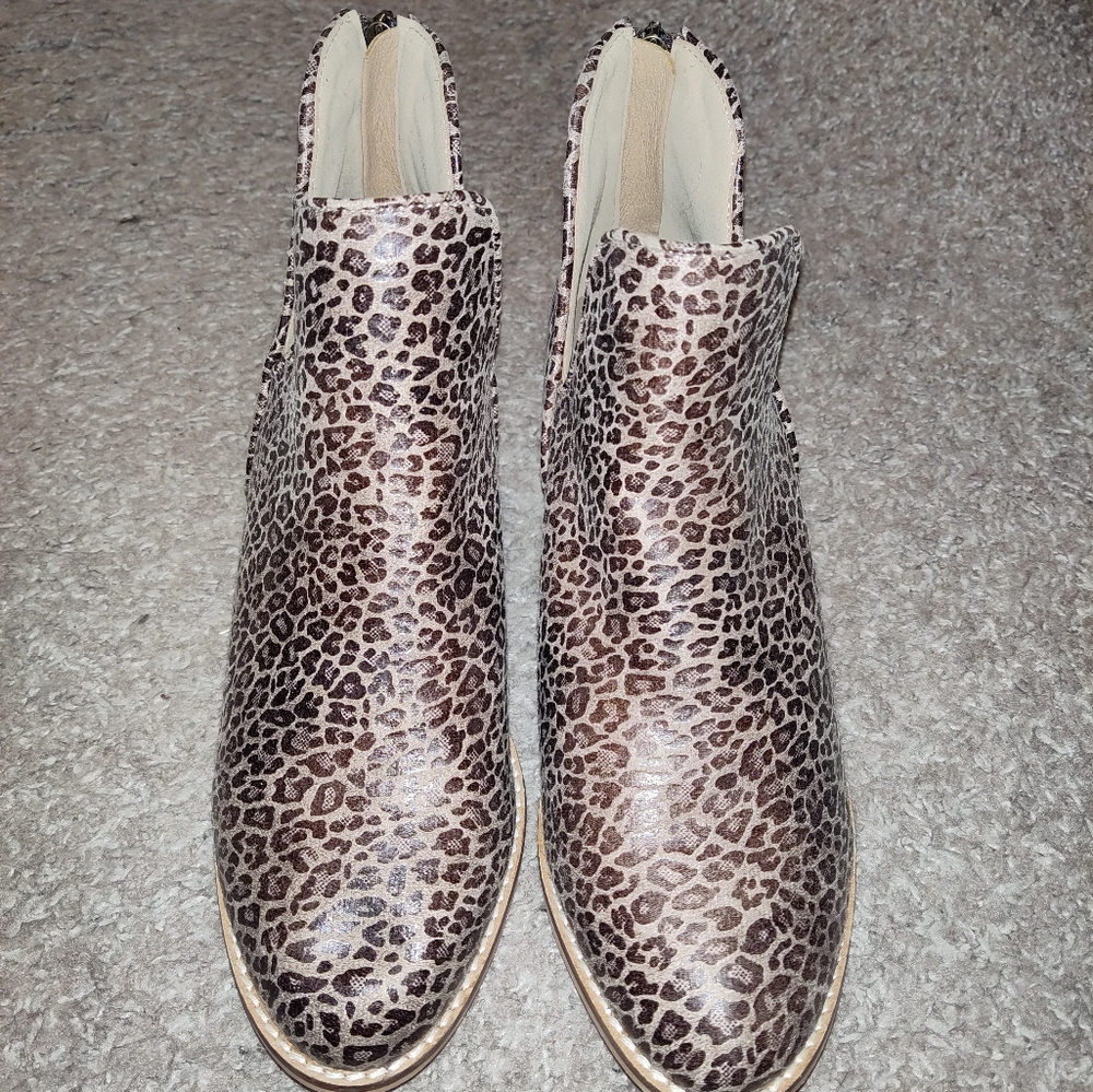 Corkys Boutique "Vanish" Leopard Ankle Booties Size 8 – New